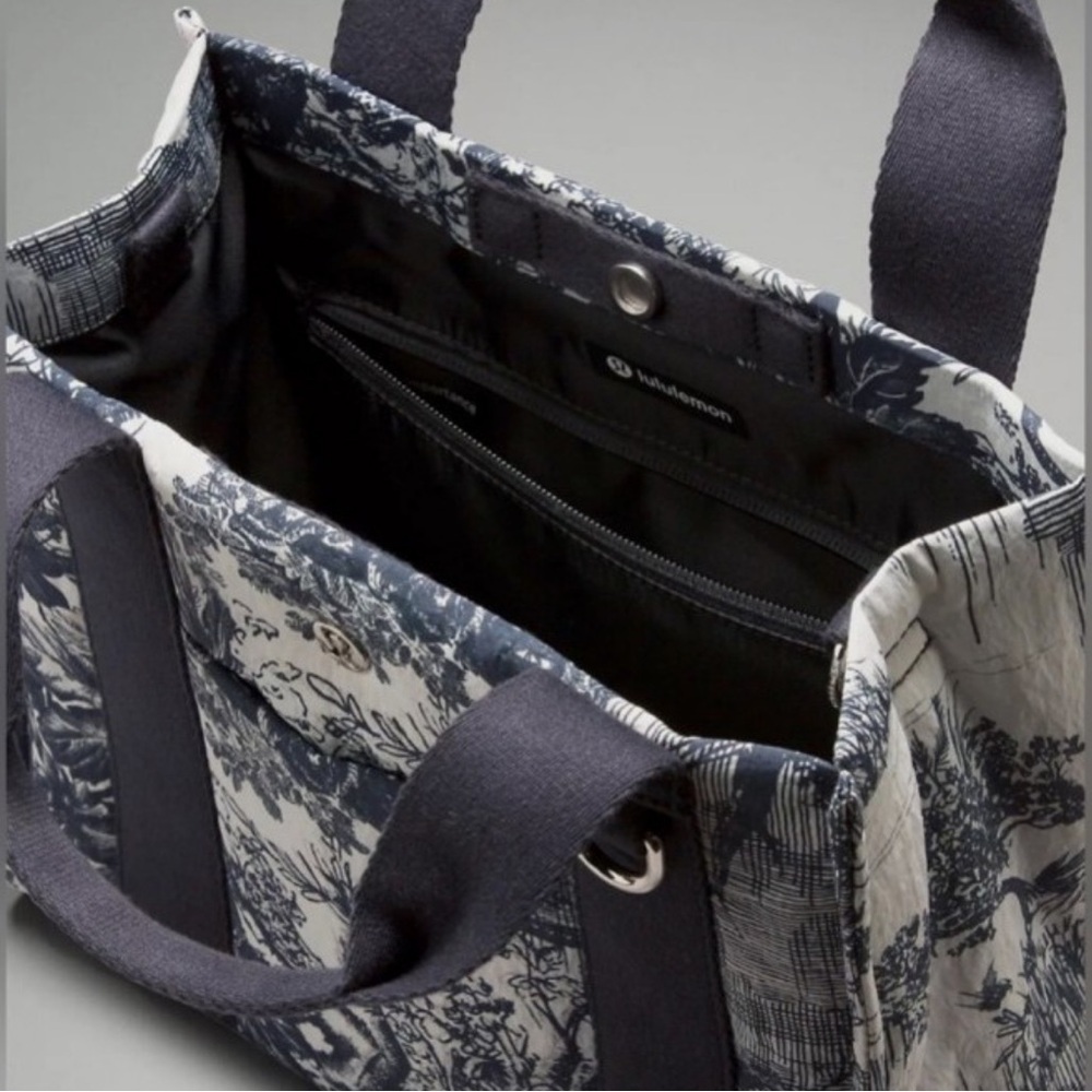 Lululemon RARE Mini Tote Print in Sketch Turtledove Navy/Obsidian 4.5L - Picture 3 of 7